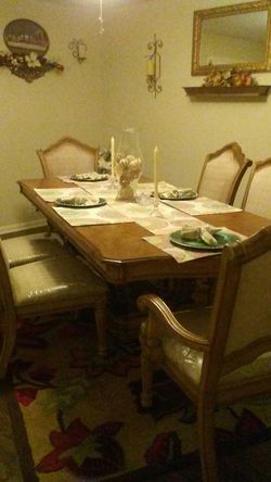 Dining table with 6 chairs evary thing on the table is not included