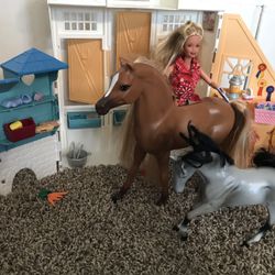 Barbies Horse stable playset