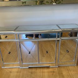 Free Mirrored Hutch Table 