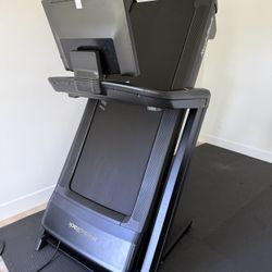 NordicTrack Commercial 2450 Treadmill-NTL19125,  Like New, Perfect Condition  iFIT, NordicTrack Commercial 2450 Treadmill-NTL19125,  only Asking for $