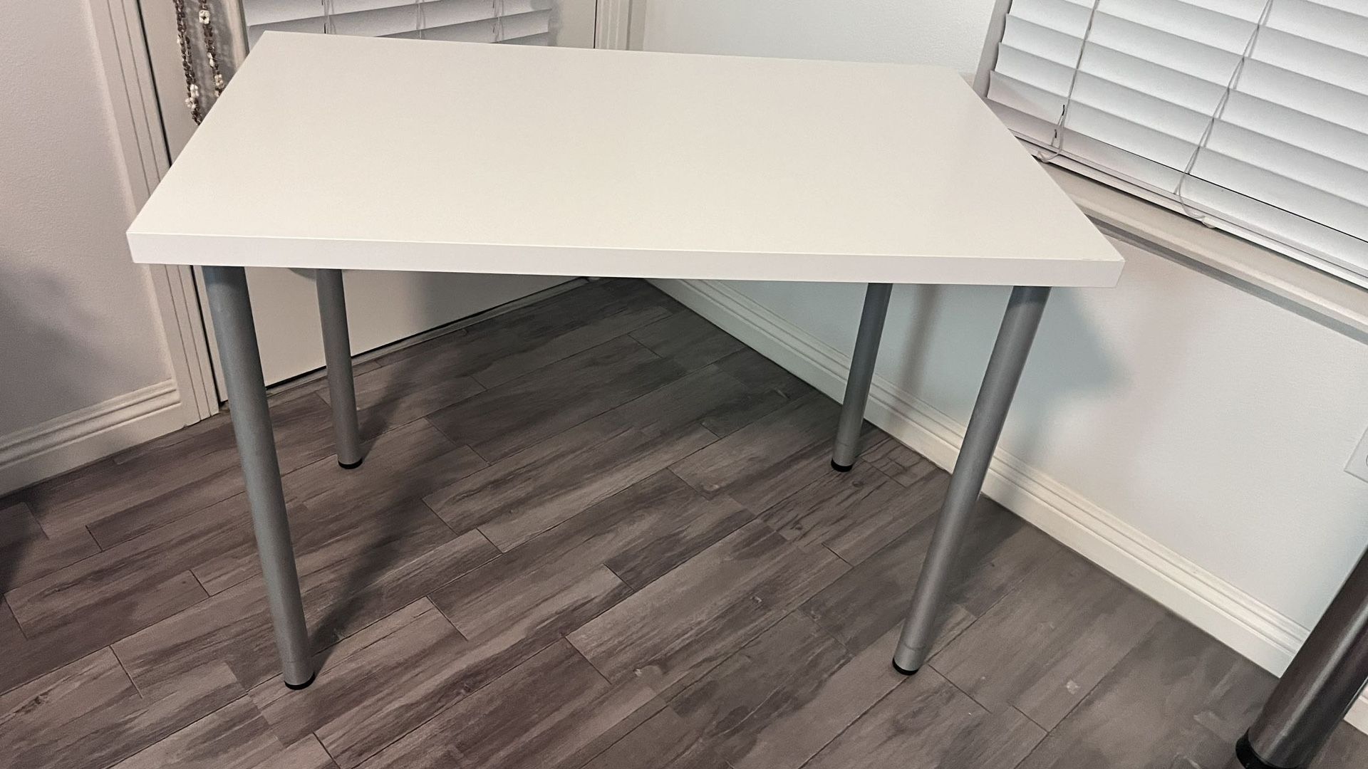 White desk/Table