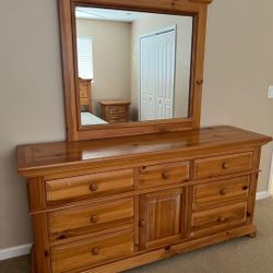Broyhill Vanity Dresser And Bedside Drawer Set 