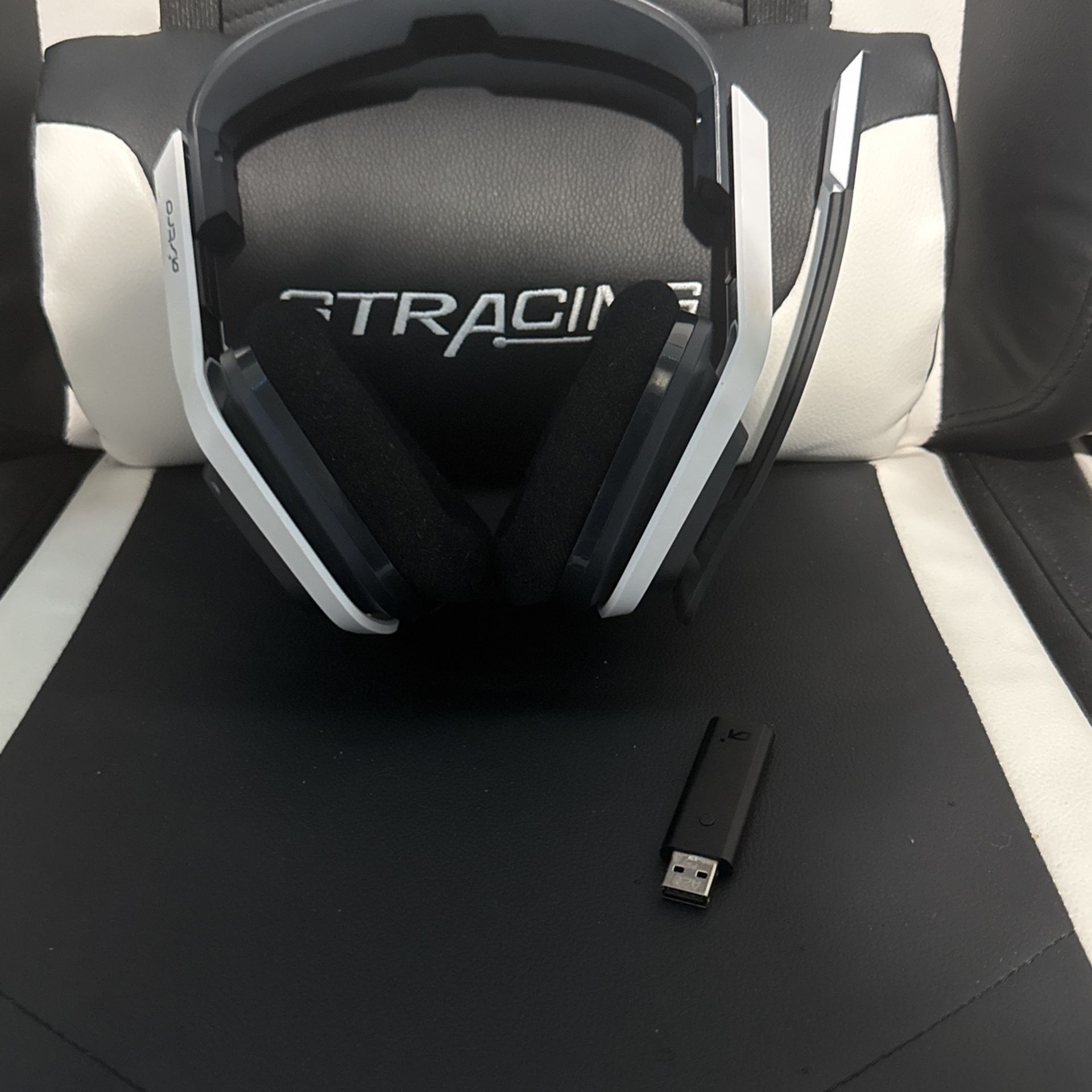 Astro Gaming - A20 Gen 2 Wireless Gaming Headset (Bluetooth USB included) for PS5, PS4, PC - White/Blue