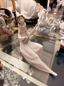 LLadro Porcelain Figurine Youg Jester with Mandolin