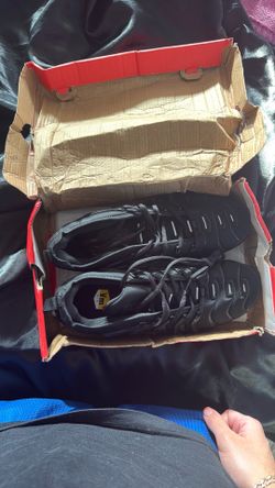 Brand new vapor maxes (messes up box)