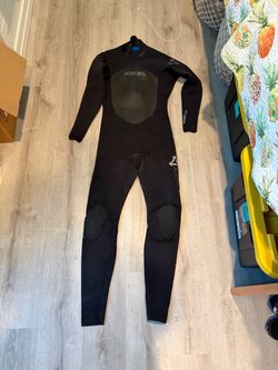 Xcel revolt 4mm wetsuit size LT