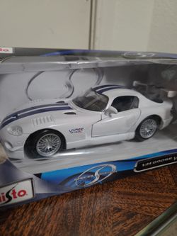 Maisto 1:24 Dodge Viper GT2 Die-Cast Toy Car