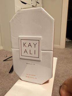 KAYALI VANILLA 28