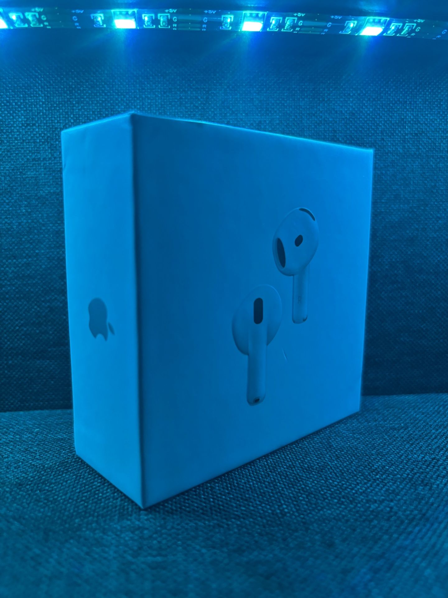 Apple AirPods Gen 4(activated noise cancellation)