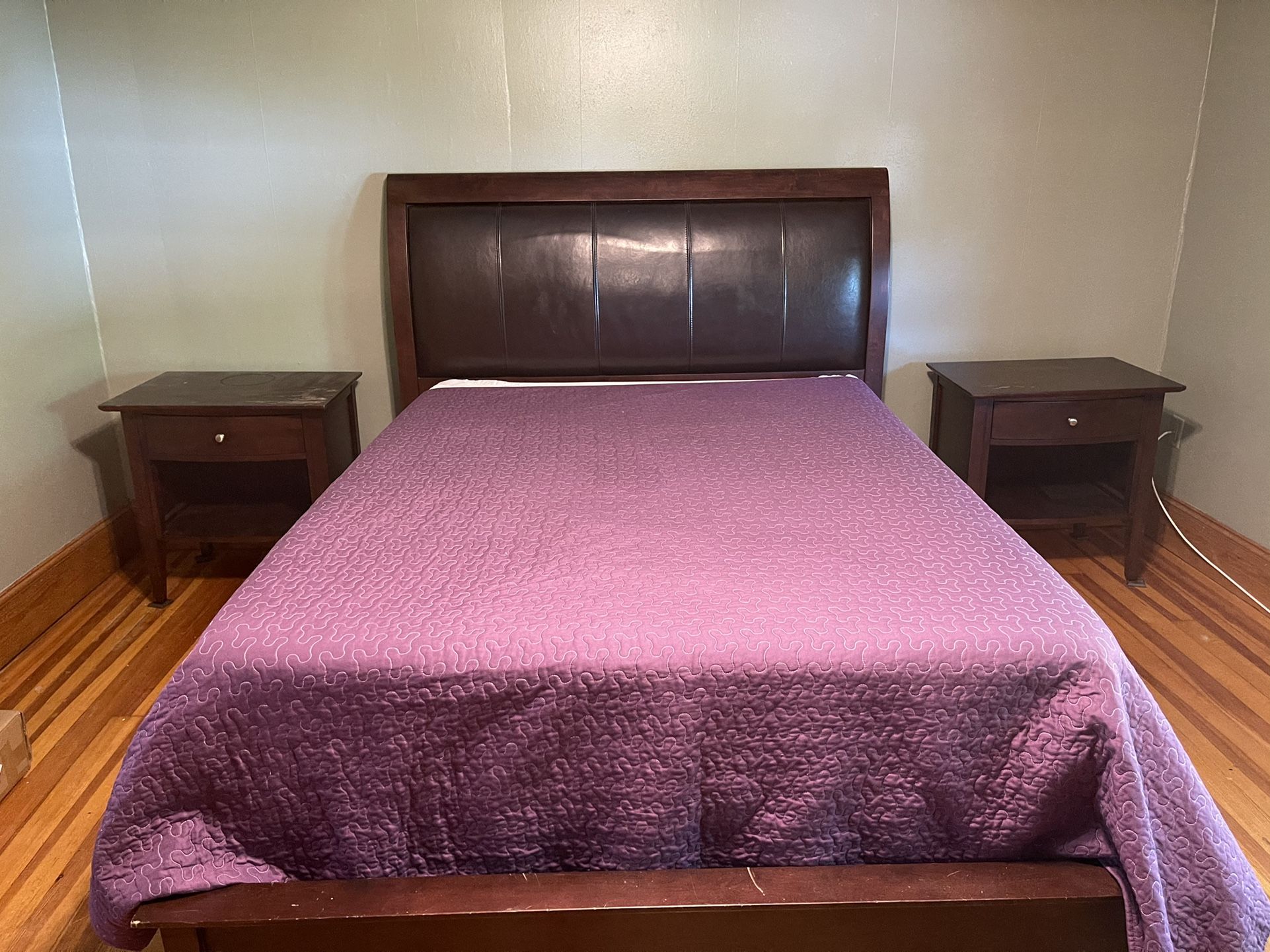 Cardi’s Queen Bedroom Set