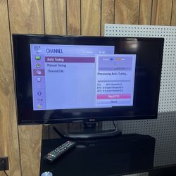 LG 32’  TV w/remote