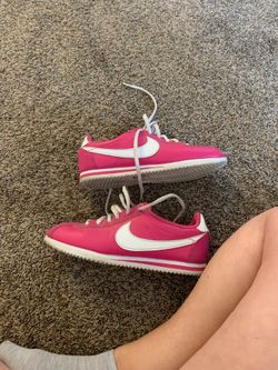 Size 5 in kids hot pink Cortez