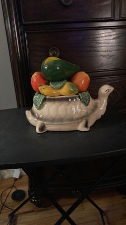 Majolica style turtle decor