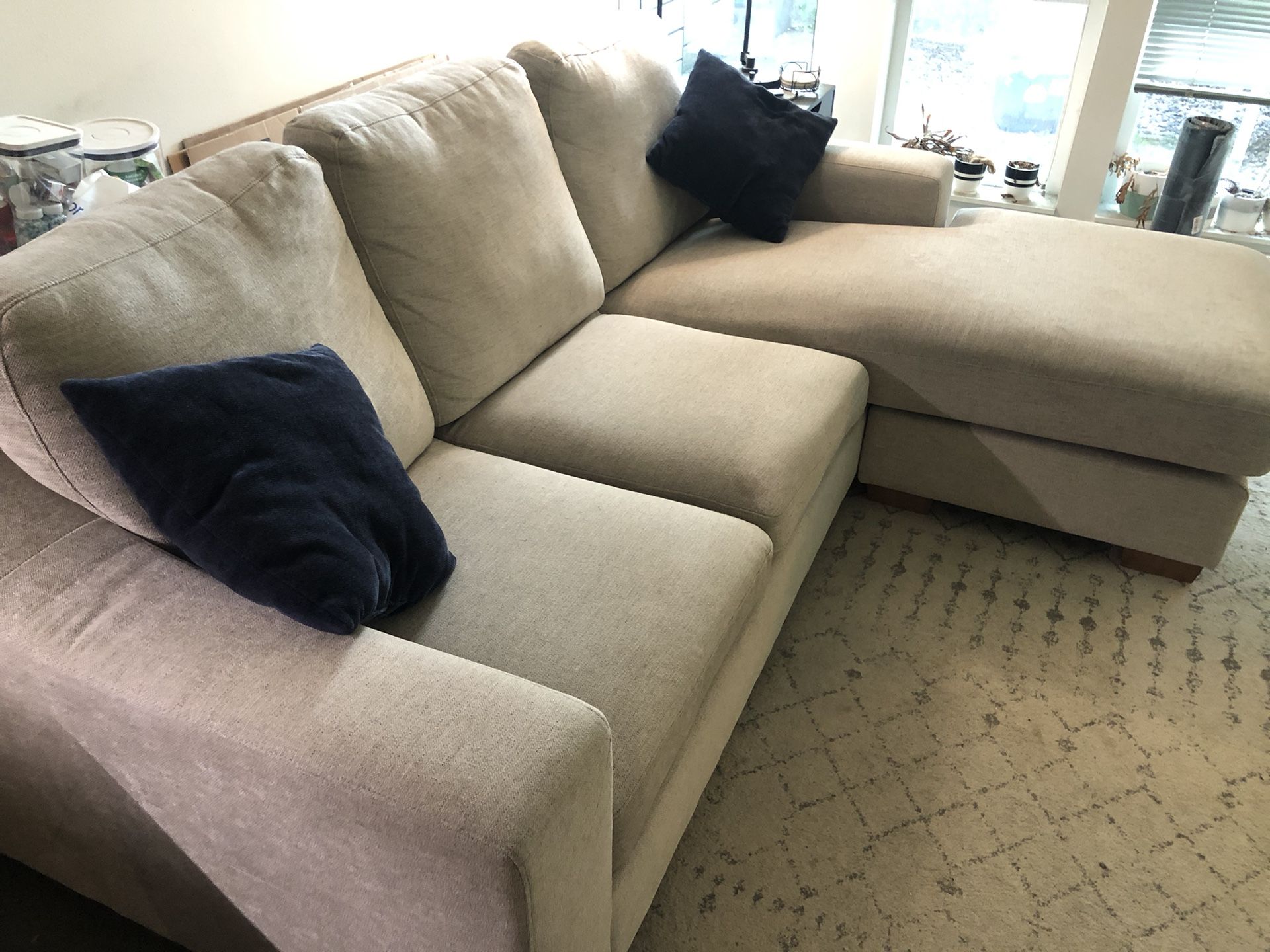 Sofa w/Reversible Chaise