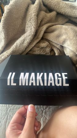 IL MAKIAGE "Woke Up Like This" Flawless Base Foundation (30 ml / 1 fl oz).