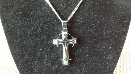 Cross pendant necklace