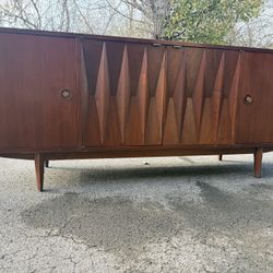 MCM American of Martinsville Mid Century Modern Walnut Credenza Sculpted Front, Hidden Drawers