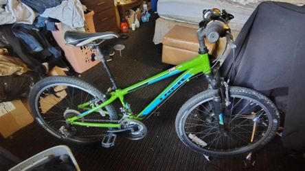 TREK MOUNTAIN BIKE MIAMI GREEN MT220  AND TREK MOUNTAIN BIKE  PRECALIBER BLACK