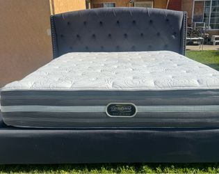 Beutiful calking bed with good mattress set