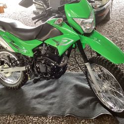 2021 Hawk df 250 Rte 21 With electric Start . And Lots Of FREE Stuff  2 HelmetRiding Jacket Work stand Tools And Xtra Parts Street Legal ALL for $1600