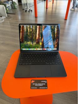 13” MacBook Air M2 Chip 8GB Ram 256SSD! 90 day warranty! We offer financing!