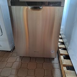 Stainless Steel Dishwasher In Great Conditions Deliver And Installation Available For Extra Payment 