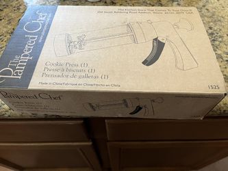 Pampered chef Cookie Press-New