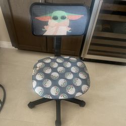 Baby Yoda desk chair in good condition.