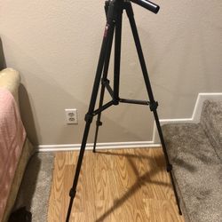 20”-56” Focus tripod