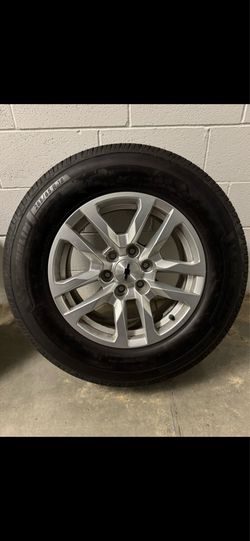 265/65/18 New Tires with Excellent condition Chevy wheels! TPMS included!