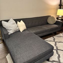 Room & Board Sofa 🛋️ With Reversible Chase