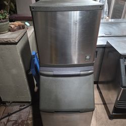 Ice Machine, Manitowoc Re-furbished