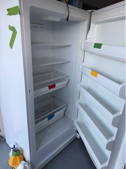 Frigidaire 16.6-cu ft Frost-free Upright Freezer ( White ) ENERGY STAR Certified Works Perfectly ( Door Seal Replacement Needed $320