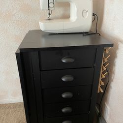 Black Sewing machine Desk, Has 5 Drawers And Retractable Selling The Desk With The Sewing Machine 