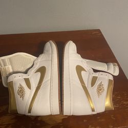 Air Jordan 1 High OG Gold Metallic 