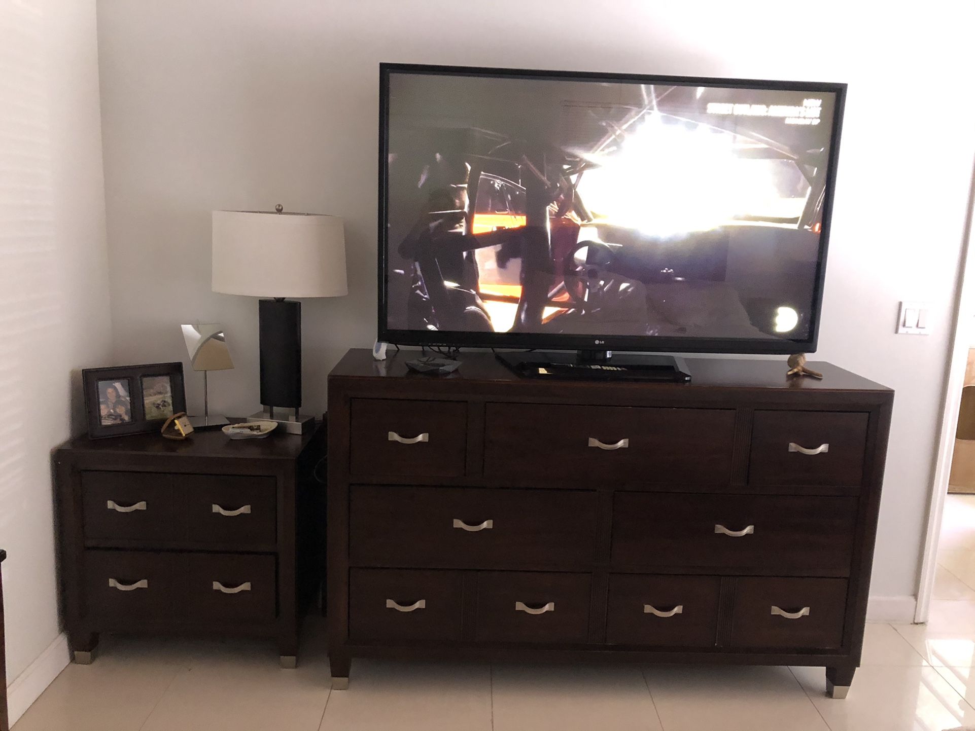 Broyhill Bedroom Set — With Lamps -Mattress Not Included