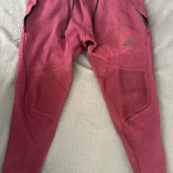 Nike Tech Joggers – Men’s – Burgundy