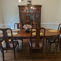 Thomasville Dining Table +6 Chairs, Hutch Cabinet 