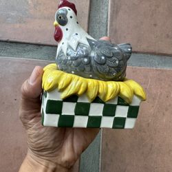 Vintage Set Of Salt & Pepper Shaker Chicken On Nest Cooks Club