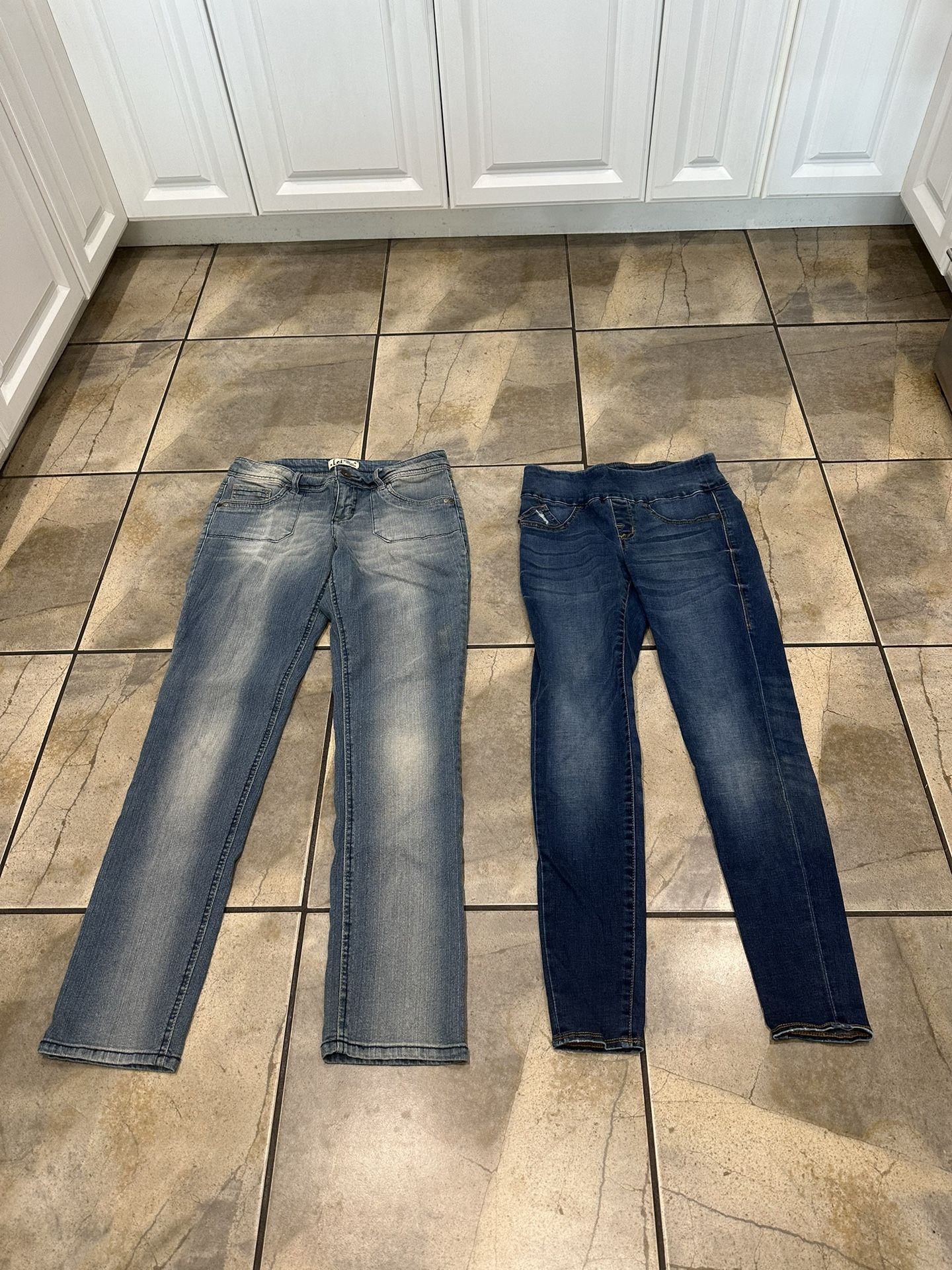 Teens/Womens Jeans ( Sizes in Description)