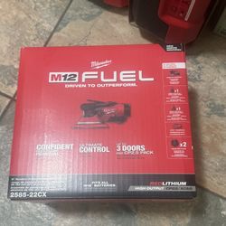 Milwaukee  2585-22CX FUEL 12-Volt Li-Ion Brushless Cordless 6 in. Random Orbital Sander Kit