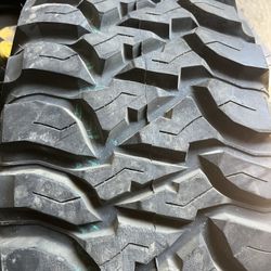 33X12.50R15LT Mickey Thompson 