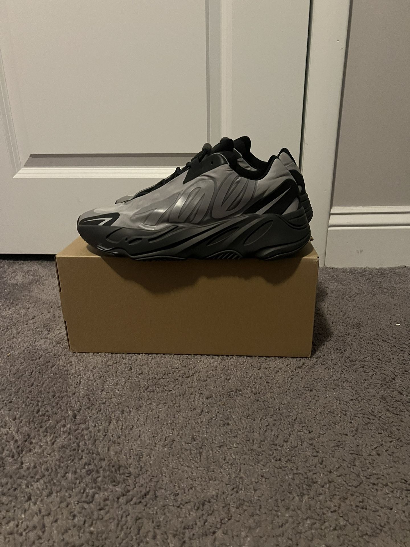 YEEZY 700 MNVN “ Metallic” Size