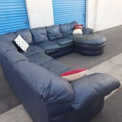 Modern leather sectional couch 🛋️ very nice ,