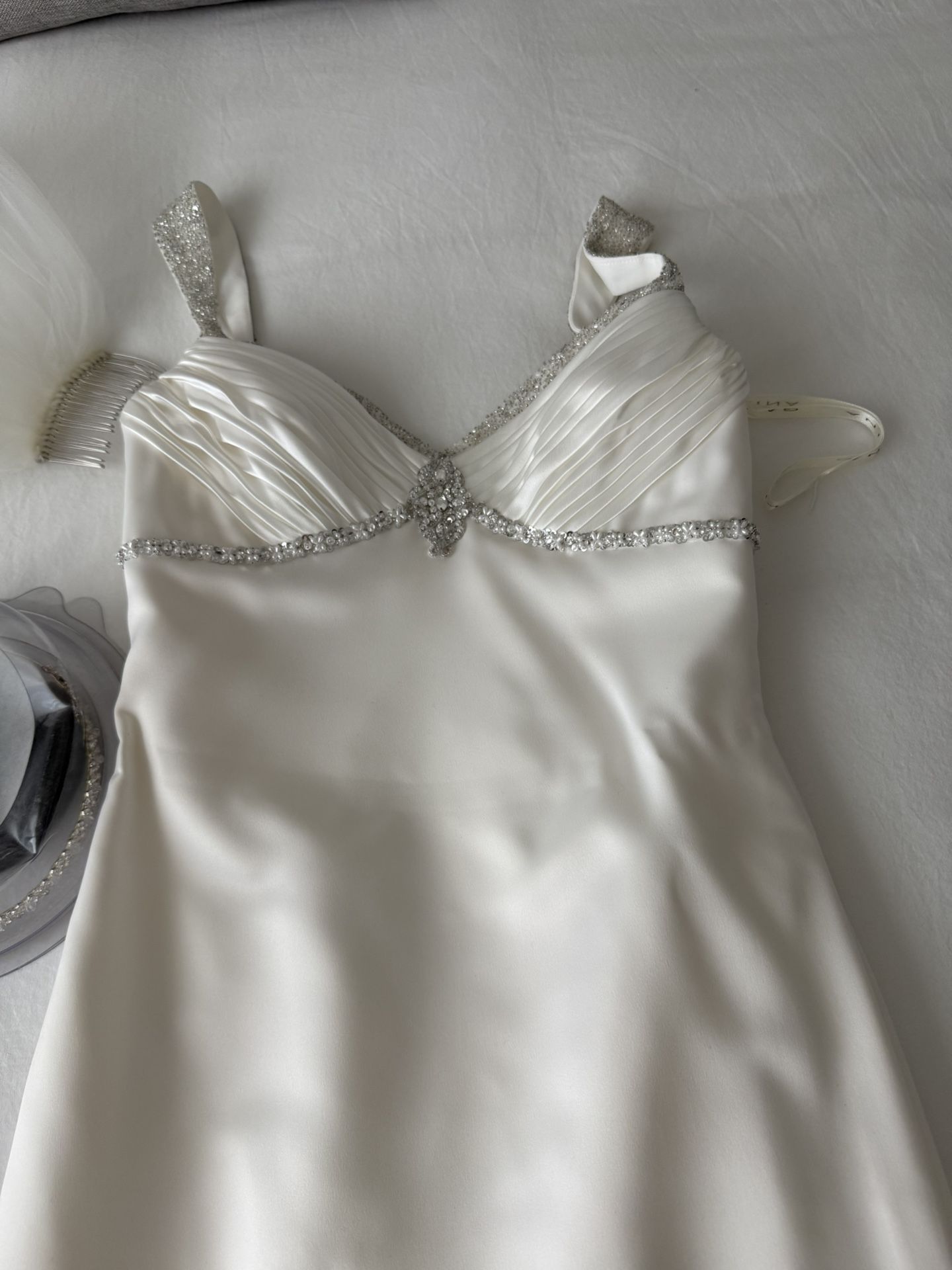 Wedding Dress With Train & Long Flowing Veil. Size 0, 5’2” Ivory, Tiara 