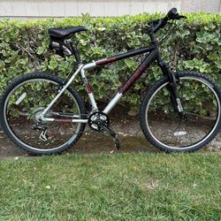 Trek 3900 26in Mountain Bike 18in Frame Silver/Black Front Suspension V-Brake
