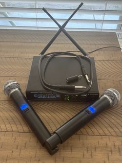 Innopow WM-200 Professional UHF Wireless Microphone System with 2 Microphones