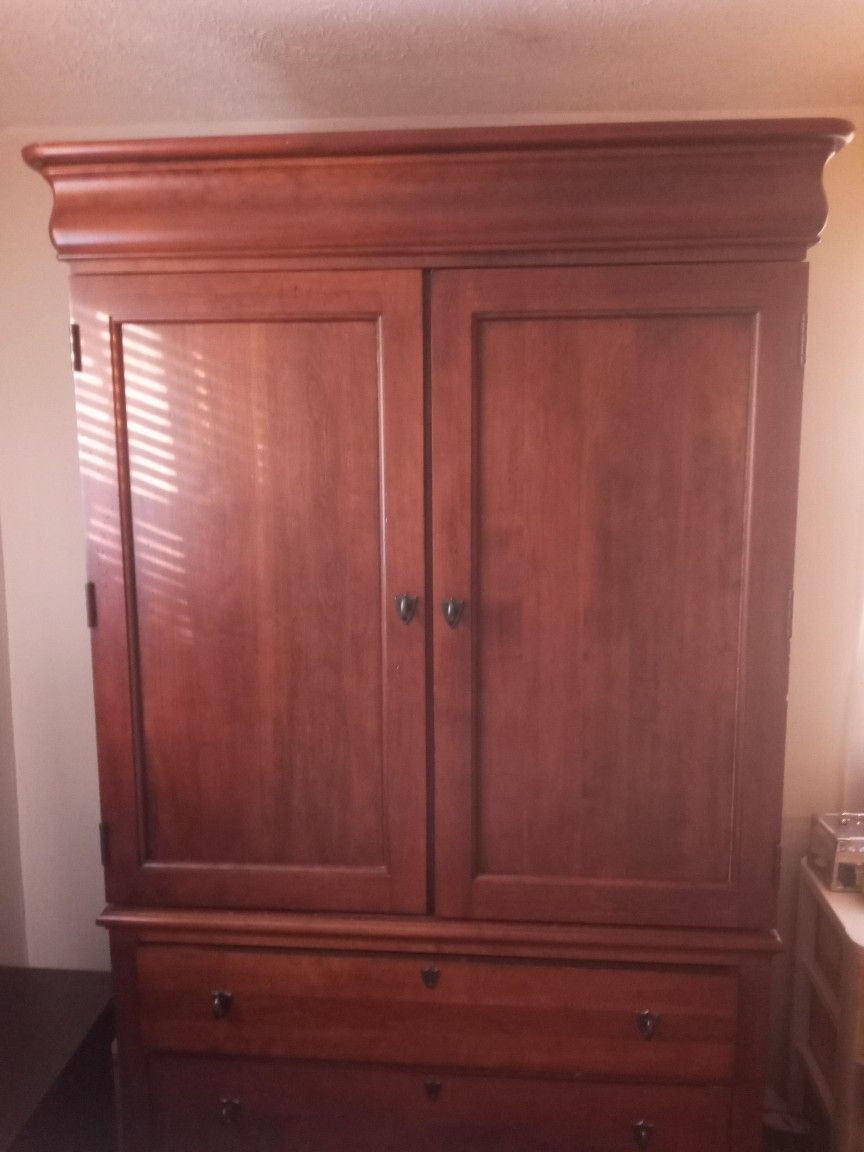KINCAID Armoire