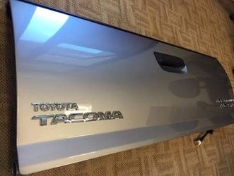 Toyota Tacoma 2008 tailgate silver