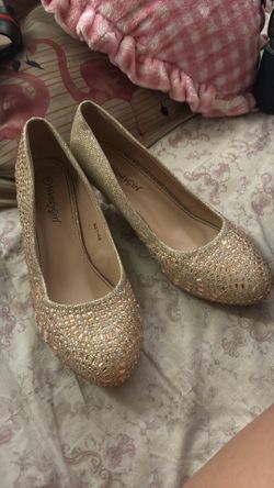 WendyGirl brand gold rhinestone low-heel pumps featuring a round toe design Size 8